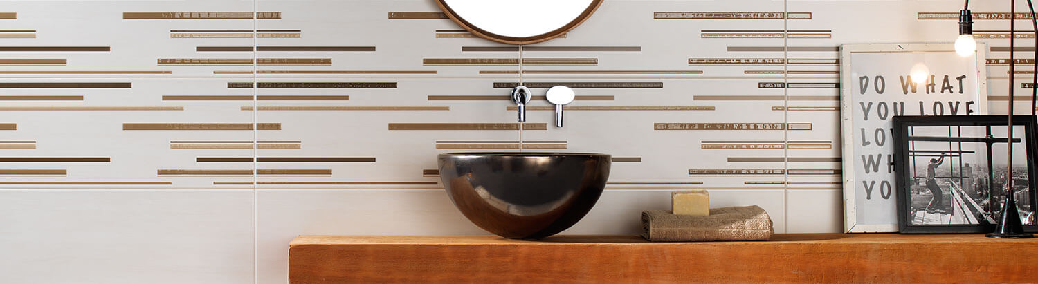 Ein Bad mit glänzendem Mosaik und Fliesen