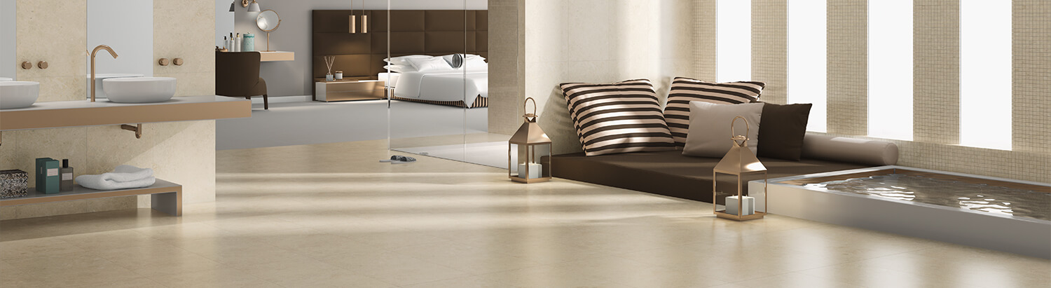 Ein Bad mit glänzendem Mosaik und Fliesen